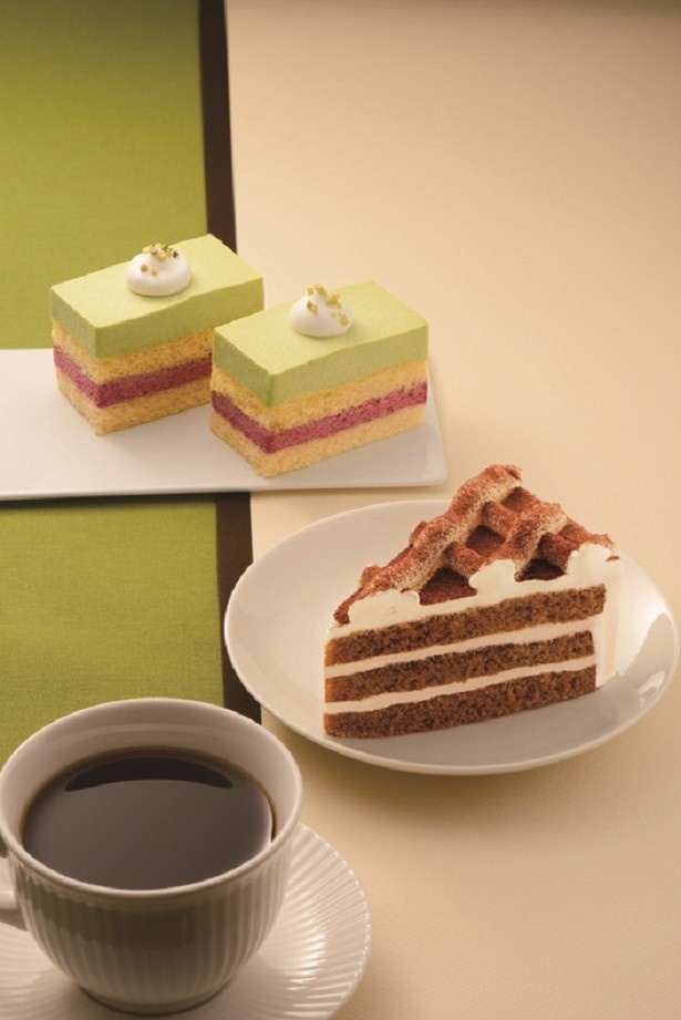 新デザートメニュー2種類発売！「ティラミスケーキ」(390円、ドリンクセット600円)と「ピスタチオとカシスのムース」(400円、ドリンクセット610円)