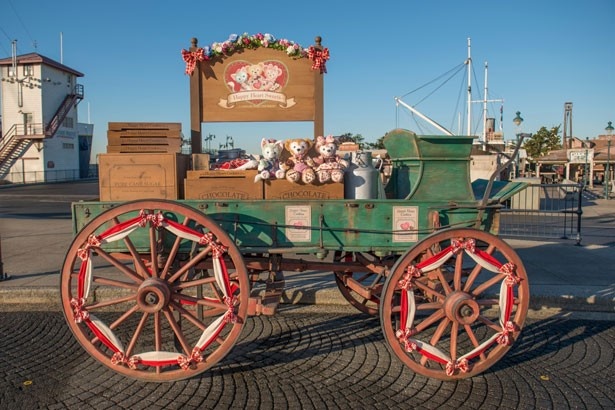 アメリカンウォーターフロントの荷車にダッフィーたちを乗せて写真撮影！
