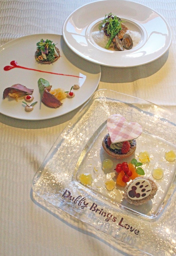 地中海料理レストラン「オチェーアノ」の「“スウィート・ダッフィー”ランチコース」(5150円)。全4品の中から、前菜、メイン、デザートをピックアップ