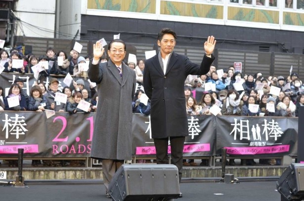 訪れた大勢のファンに手を振って記念撮影に応える水谷豊(左)と反町隆史（左）