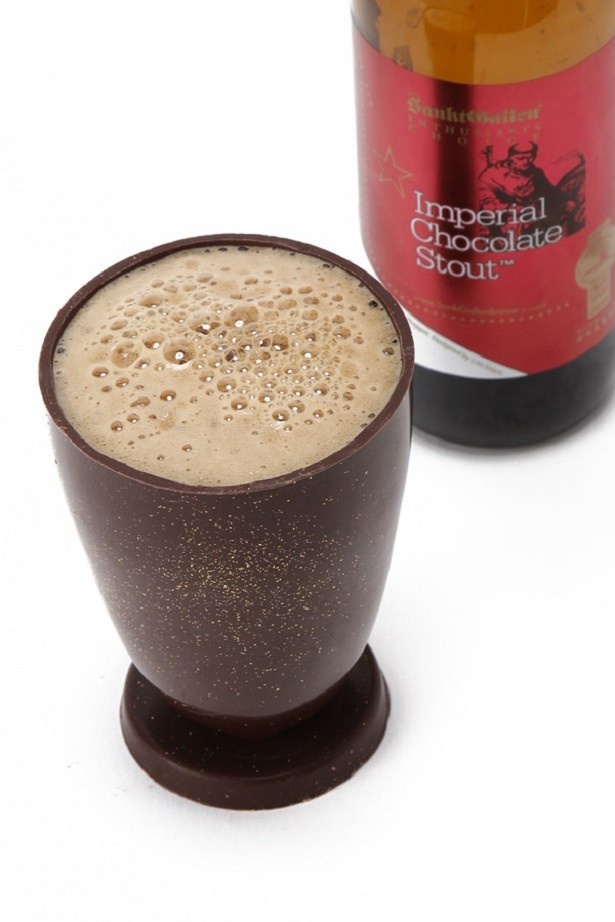 【写真を見る】チョコビールとチョコレートグラスのセットが限定800セット発売！ビールを飲んだ後はチョコレートグラスを味わおう