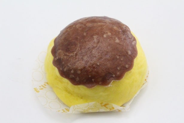 【写真を見る】食後のデザートにぴったりな小さめサイズ。中にはトロトロのプリンとビターなキャラメルソースが！