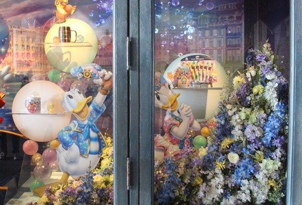 「エンポーリオ」のショーウィンドウにも白や青、紫の花々が！