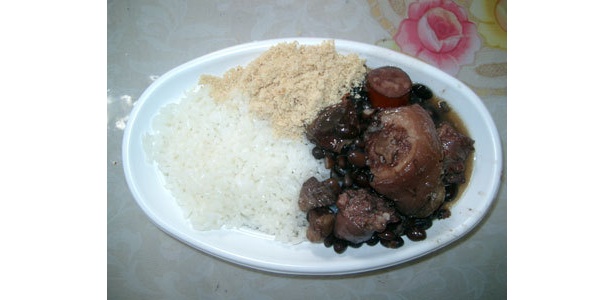 フェジョワーダ丼（ブラジル）500。ブラジルのご飯を「丼」で食べられるのも、このお祭ならでは