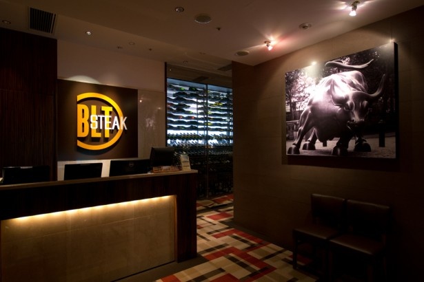 六本木店とは一味違い、シックな雰囲気を醸し出す「BLT STEAK GINZA」