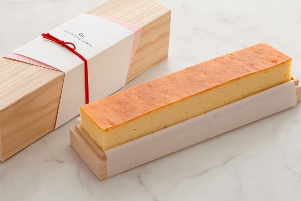 【写真を見る】桜の香りとしっとりとした口どけが絶品のスフレチーズケーキ「ガトーフロマージュ・フュメ」