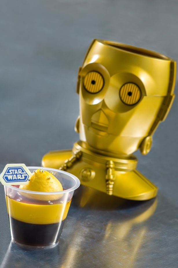 トゥモローランド・テラスで販売中の「バニラムース＆コーヒーゼリーのカップデザート スーベニアホルダー付き」(980円)。甘さとほろ苦さが絶妙にマッチ！