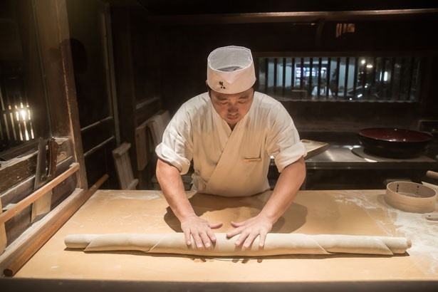 北海道・石狩沼田から仕入れた、国内トップクラスのソバを使用。熟練した職人が手打ちする