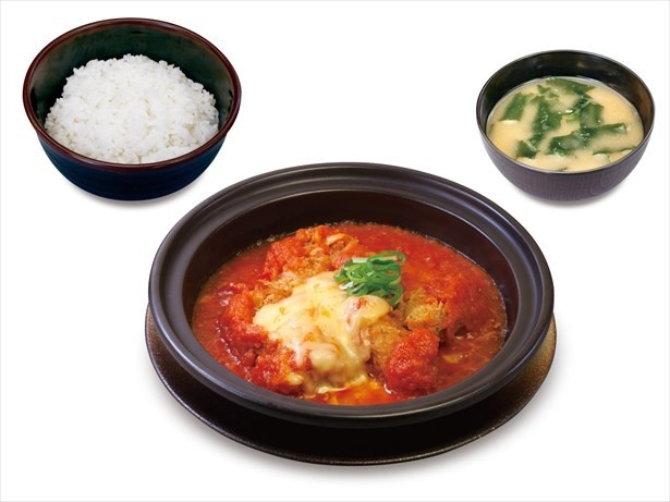 ふわっと揚げた白身魚をトマトソースで煮込んだ「白身魚とカキフライのチーズトマト鍋膳」