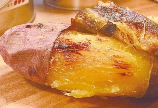 「芋やす」(茨城県つくば市)は地元「かいつか」のブランド品種「紅天使」を使用。1年間蔵で熟成させたイモの糖度は40度とジャム並みで腸の働きを整える栄養素・ヤラピンを多く含む