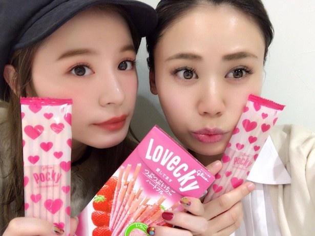 読者モデルのゆきらさんは大好きなお友達に向けて、「愛してます」の気持ちをこめたつぶつぶいちご味の「Lovecky」をプレゼント!