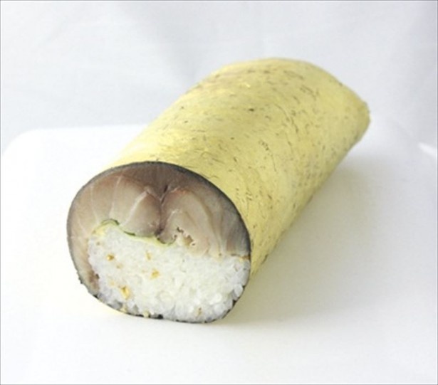 極上のしめ鯖を、24金の金箔海苔で巻いた贅沢巻「金の鯖寿司」(1万3800円)