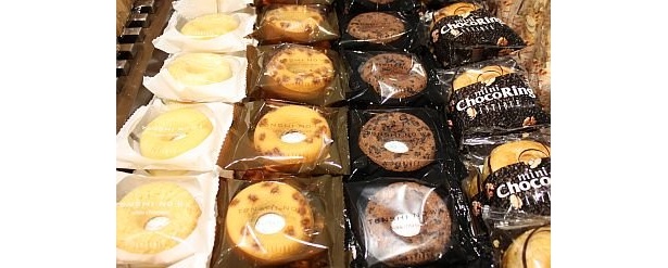 ドーナツ、天使の輪(各168円)も人気の品。ホワイト、キャラメル、ブラックが並ぶ