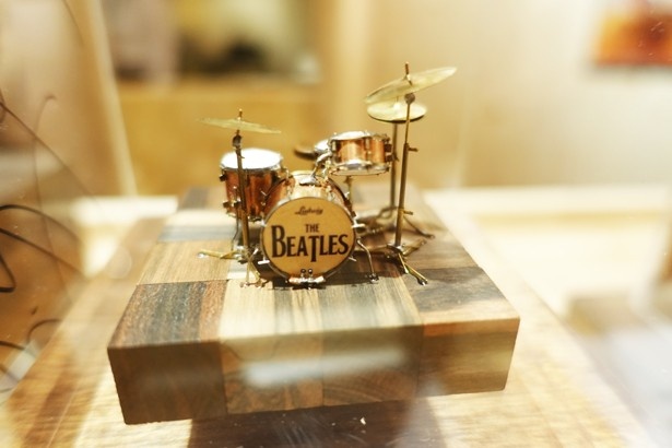 ビートルズのリンゴ・スターが使用したドラムセットを500円玉サイズで再現