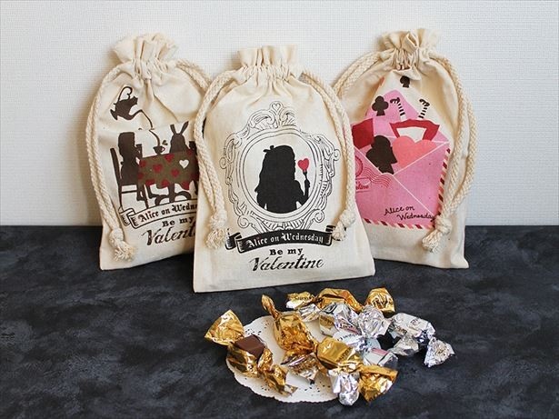 「水曜日のアリスベルギー産チョコレート入り巾着」(各税抜500円)はバレンタイン限定商品。数に限りがあるので気になる方はお早めに