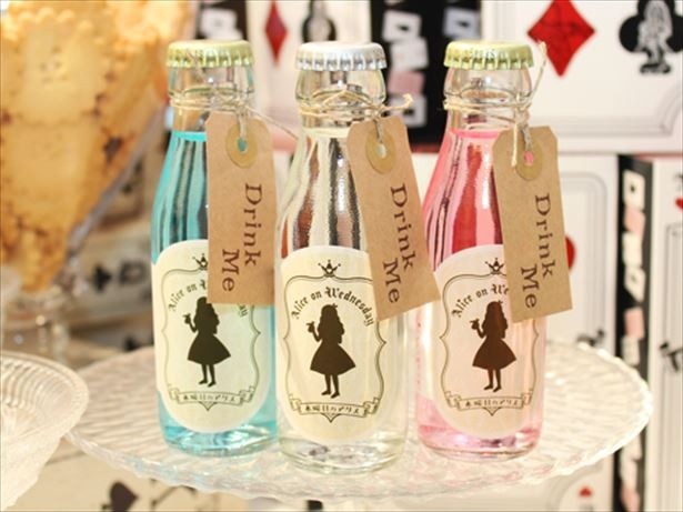 同店の看板商品「Drink Meミニサイダー」(各税抜300円)は、アリスが飲んで小さくなってしまった小瓶のドリンクをイメージしたサイダー