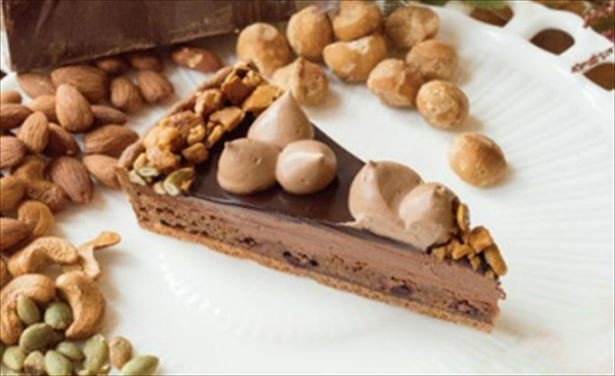 「キル フェ ボン」の「カシスブラウニーとチョコレートムースのタルト」(カット691円、ホール7884円)。2月1日(水)から2月14日(火)まで限定販売