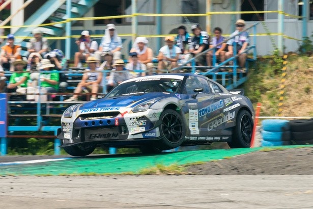 エビスサーキットでジャンプする川畑のGT-R