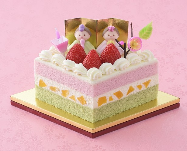 「菱ひなデコレーション」(一辺10.5cm 3～4人分 2160円)はひな壇に供える菱餅に見立てたデコレーションケーキ