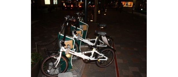 貸し出される自転車はこちら。白色で統一された折りたたみ自転車だ