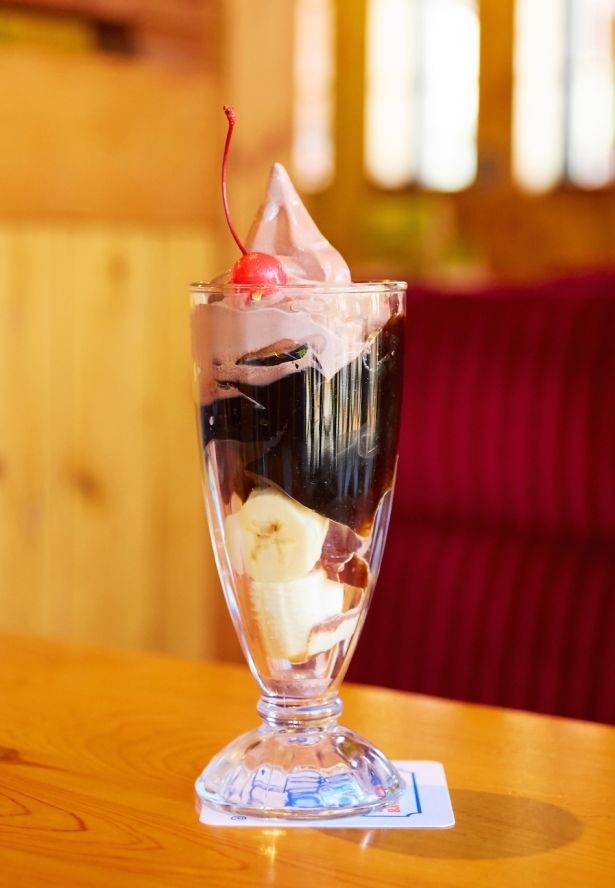 コメダ特製コーヒーにバナナとソフトクリームを合わせた「珈琲ジェリー」(520円)にも“魔法”が！