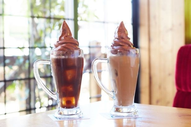 そびえ立つソフトクリームの山がチョコソフトに！※写真は「クリームコーヒー」(520円)と「クリームオーレ」(540円、一部地域は520円) 