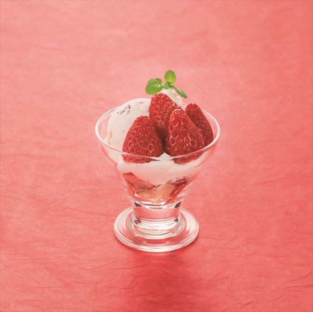 いちご尽くしの「たっぷり苺と手作りイチゴソースのいちごのパフェ」(398円)