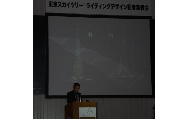 記者発表会で解説する照明デザイナーの戸恒浩人さん