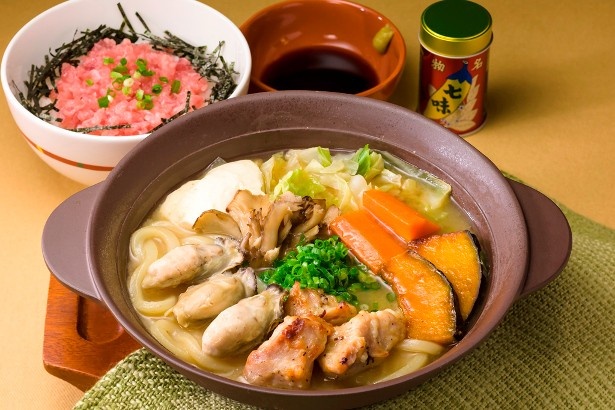 ボリュームたっぷりな「瀬戸内産牡蠣と舞茸の味噌ちゃんこ鍋（半玉うどん入り）八幡屋礒五郎の七味添え」(799円)