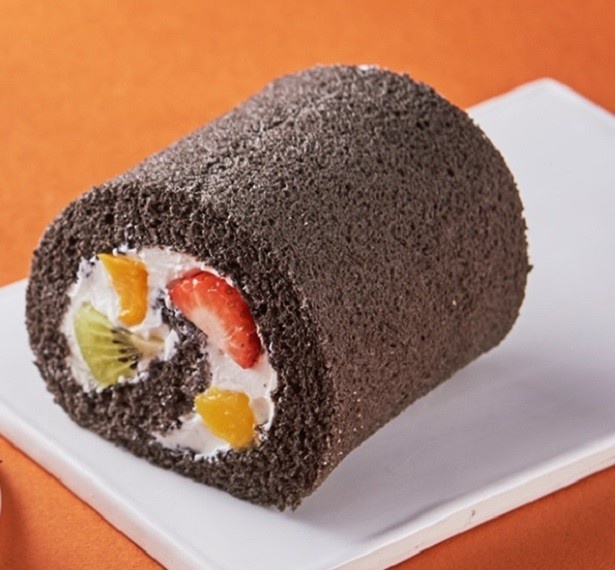 【写真を見る】「恵方巻ロール 太巻き」(450円)