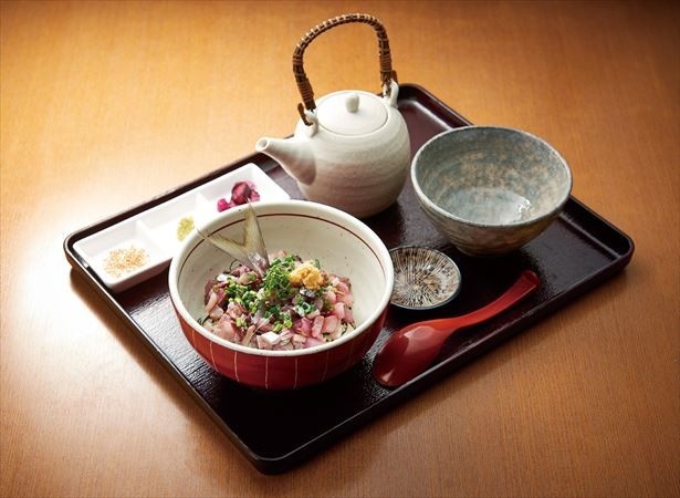 千葉県産アジをひつまぶし風にたべるこだわりどんぶり「アジのひつまぶし風丼」(1180 円)