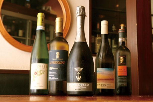 ワインは白か泡のみ！50種以上あるイタリア産の白ワインは、ボトルで2700円から/魚屋のトラットリア アレグロペッシェ