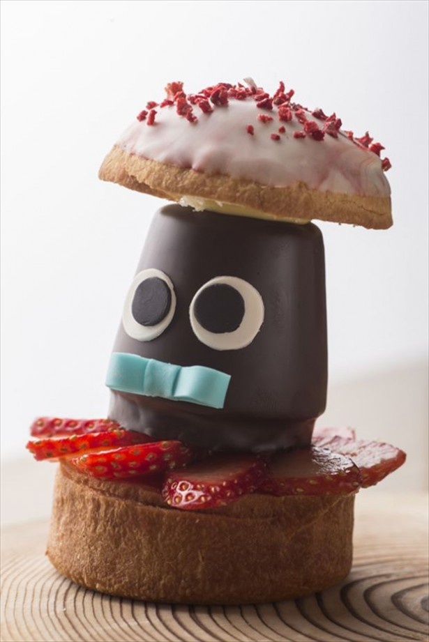 【写真を見る】「Mr.＆Mrs. チョコレートバーガー」(2200円)の男性。食感が楽しい仕上がり