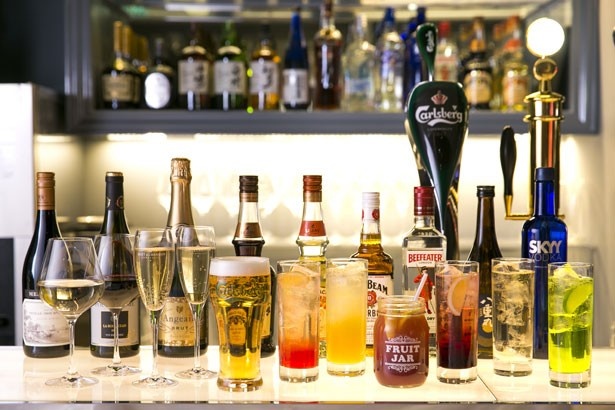【写真を見る】ビールやワイン、カクテルなどお酒も飲み放題！