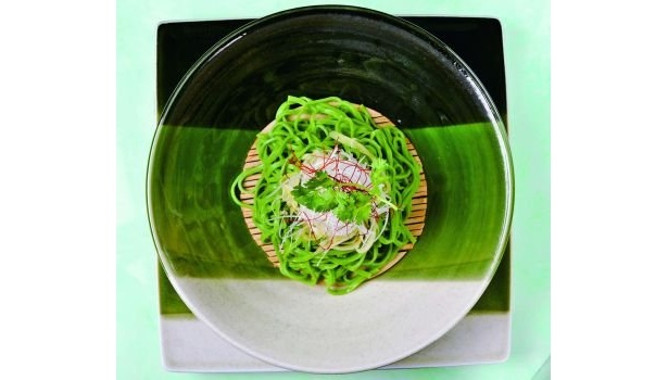 ｢緑一色｣の麺は、ホウレン草の濃い味が特徴