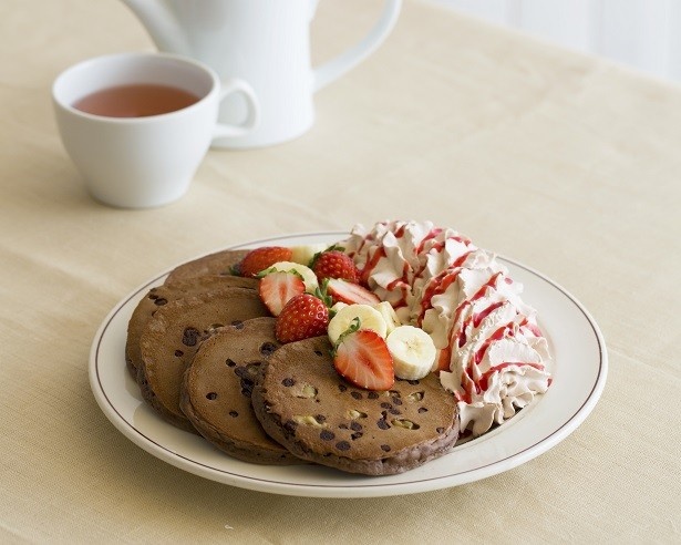【写真を見る】Eggs 'n Things が贈るバレンタインパンケーキ「トリプルチョコレートブラウニーパンケーキ」