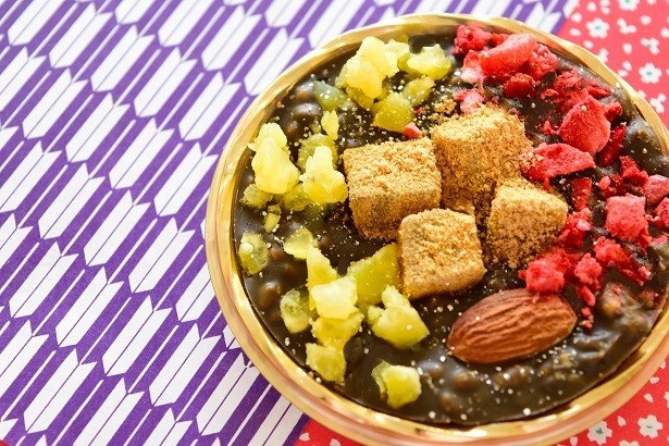 【写真を見る】わらび餅が乗ったほうじ茶チョコ