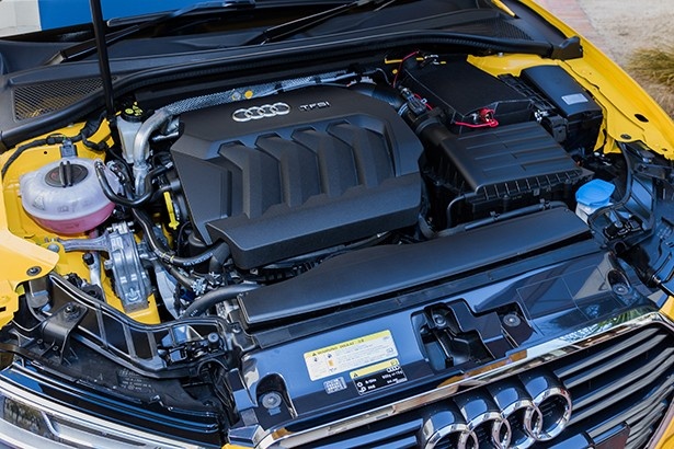 四輪駆動モデル（quattro）には、新開発の2.0TFSIエンジンを搭載する