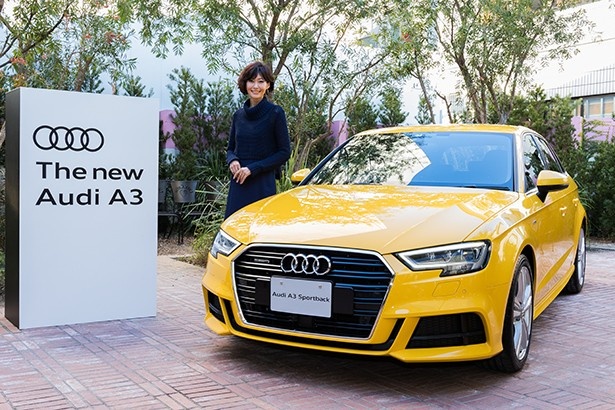 【写真を見る】タレントの田丸麻紀とアウディA3