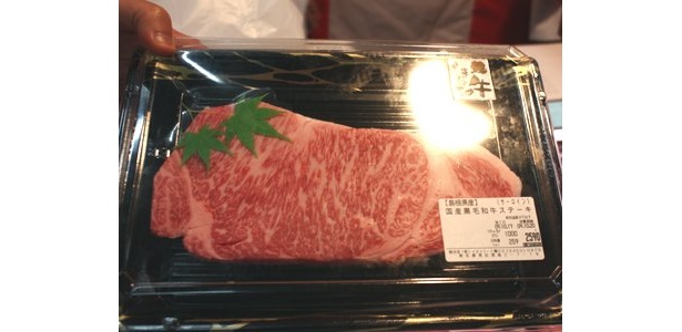 こちらは超高級品！島根県産黒毛和牛のステーキ肉は2590円。これでも市場よりかなり安い！　（取材時価格）