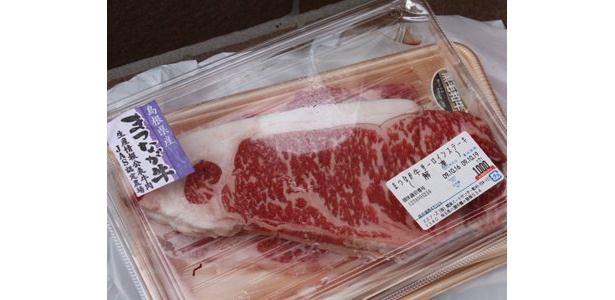 島根県産「まつなが牛」のサーロインステーキ肉が2枚で1000円！（取材時価格）