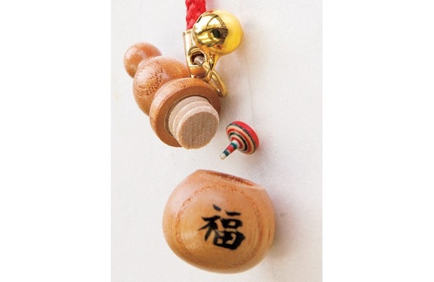 真ん中にある日本一小さなコマに注目！「箱根ろくろ細工 たなか」(箱根町箱根湯本)の「ひょうたんからコマ」(1500円)