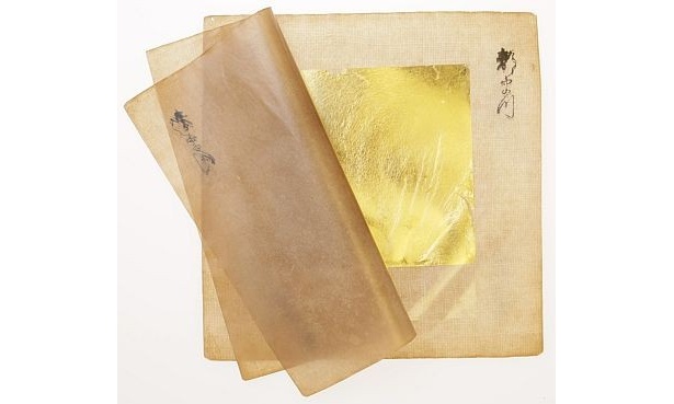 肌が明るく変化する金箔シート。安全性と密着性が高い金の安定分子が、肌に負担をかけず、きめ細かい状態でなじむ【ほか関連画像あり】