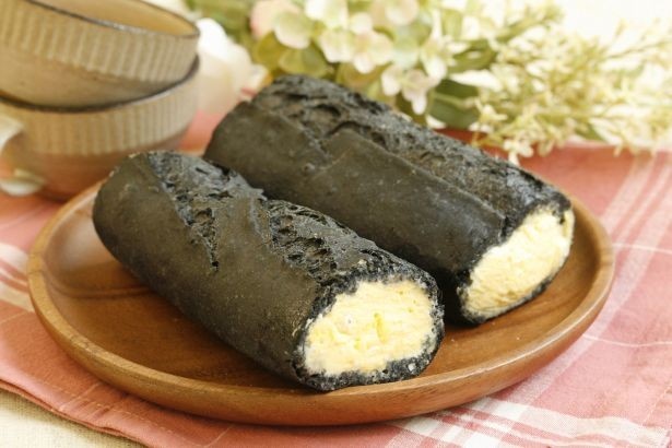 “ノリ”をイメージした真っ黒なフランスパンにタマゴサラダをサンドしたテラスモール湘南店限定の「恵方巻フランス タマゴ」(463円)