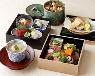パレスホテル東京に豪華な花見弁当が登場！