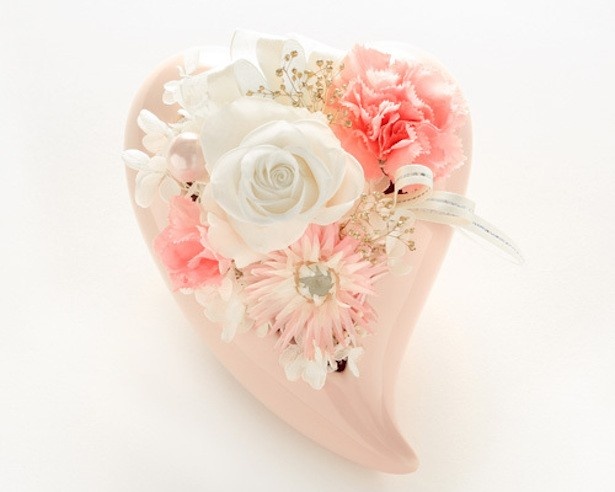 ピンクの器に、バラやアジサイ、 シルバーデイジーなどの可愛らしいお花がたくさん！