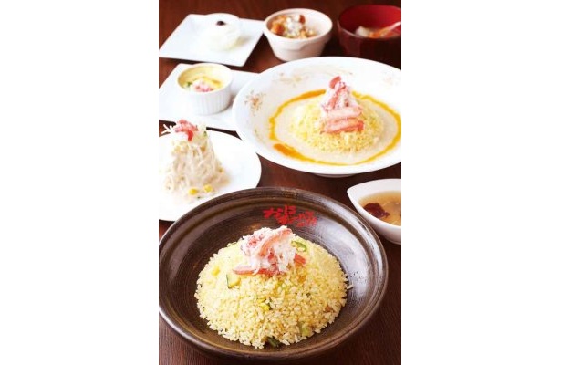 かにチャーハン(手前)、かにかにチャーハン(奥右)