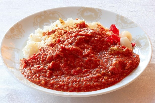 【写真を見る】チョコレートグレイビーソースを使った「ショコラバターチキンカレー」
