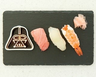 テーマ曲が聞こえてきそう！ダース・ベイダーが浮き出てくる有田焼の醤油皿