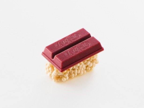 【写真を見る】まぐろは、控えめな甘さのホワイトチョコレートとラズベリーの甘酸っぱさが合わさる